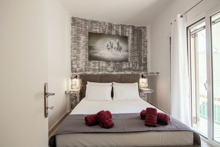 Room 4 of 28