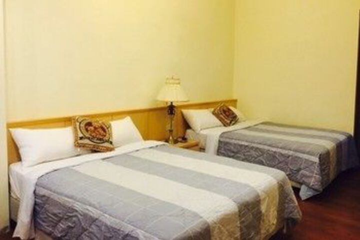 Room 6 of 9