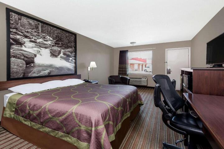 1 King Bed (3 of 7)