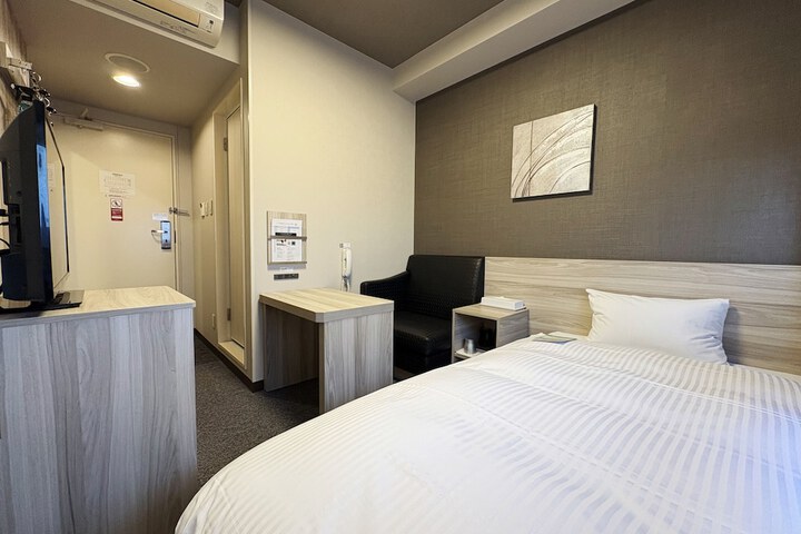 Room 3 of 32