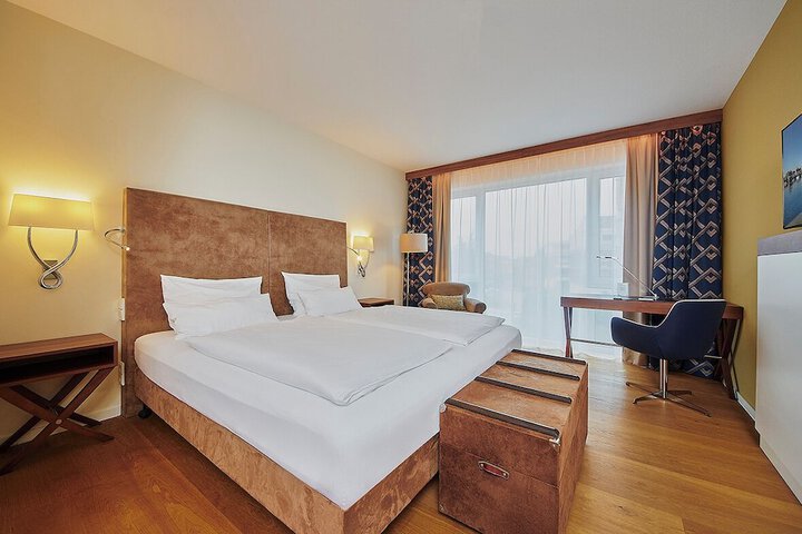 Room 10 of 28