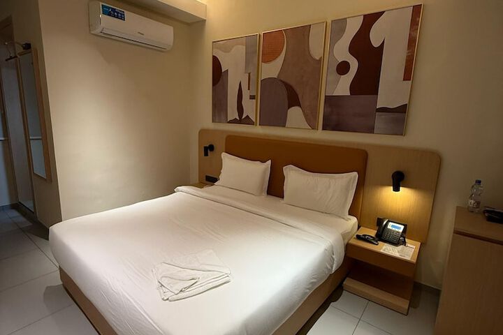 Room 10 of 16