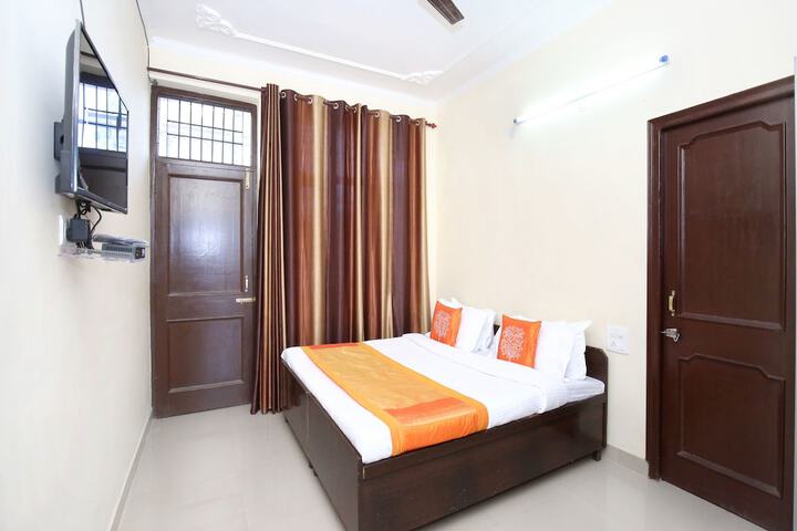 Room 6 of 12