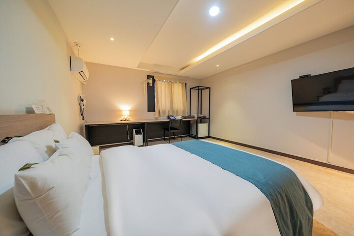 Room 33 of 85