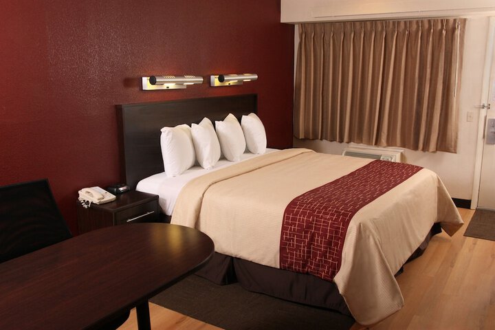 Deluxe King Bed (11 of 13)