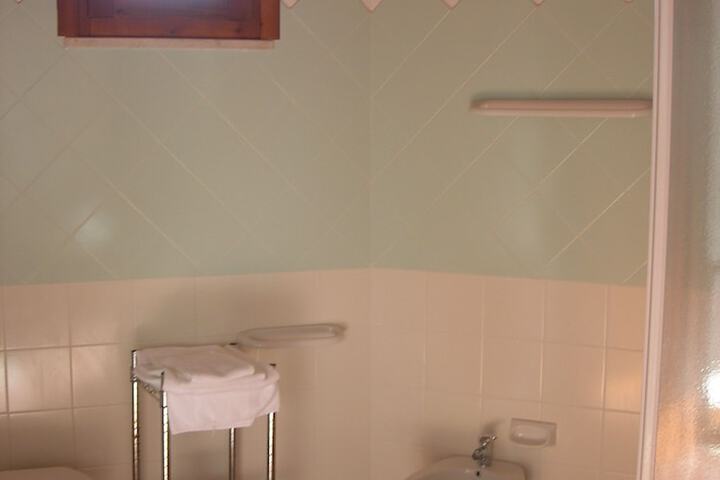 Room 9 of 18