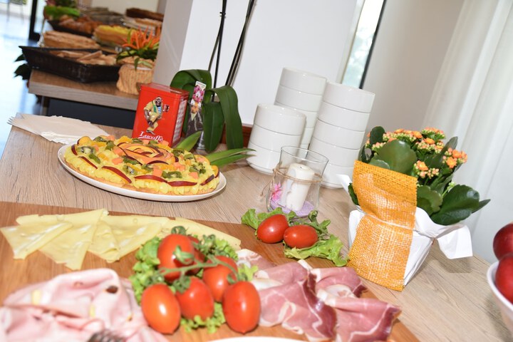 Dining 40 of 57