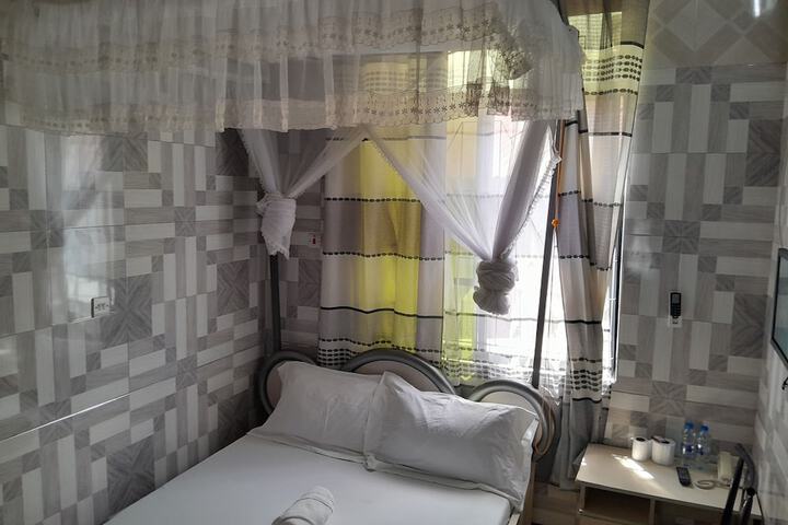 Room 25 of 38