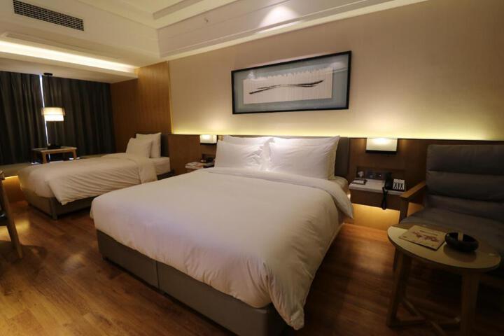 Charm City Kai Guan Hotel (Chengdu West Railway Station Qingyang Wanda)