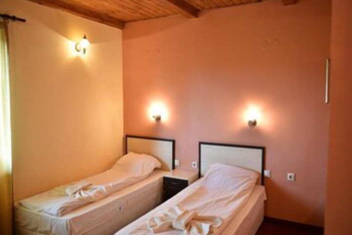 Room 6 of 11