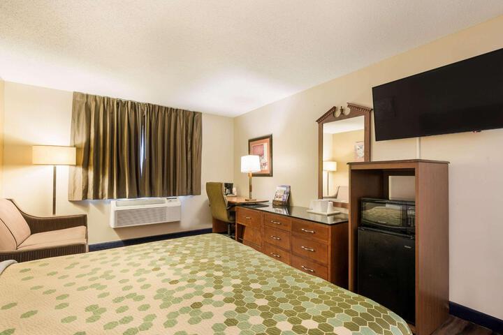 Deluxe King Bed (7 of 13)