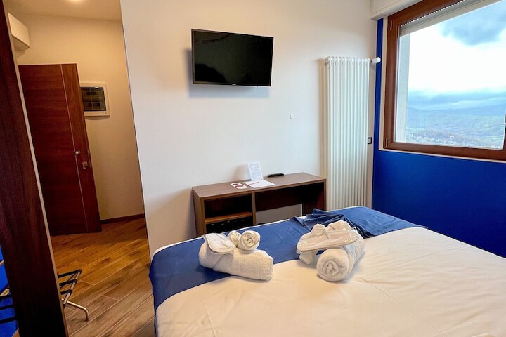 Room 6 of 16