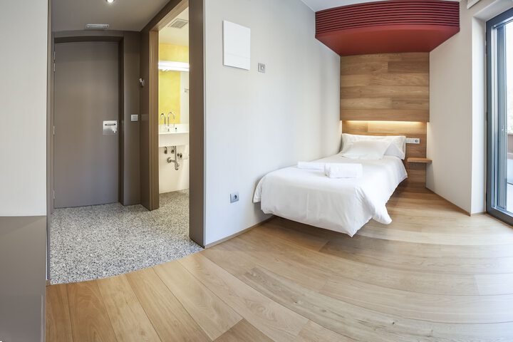 Room 16 of 90