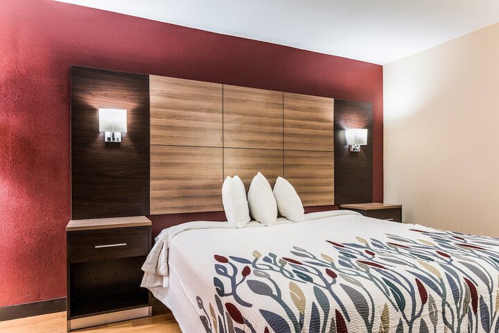 Deluxe King Bed Accessible (3 of 10)
