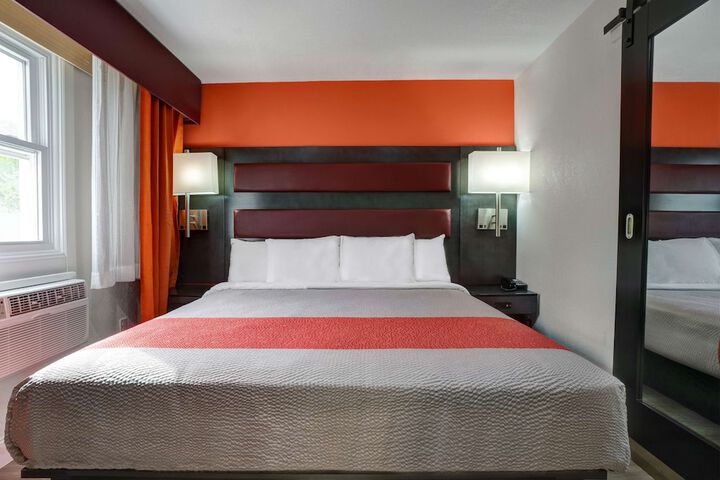 1 King Bed Micfridge (3 of 9)
