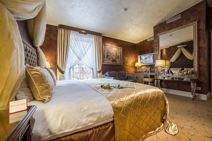 Room 44 of 102
