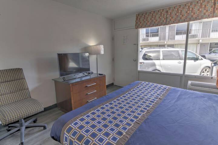 Renovated Standard King Bed (14 of 15)