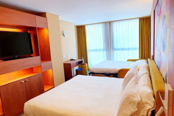 Room 32 of 153