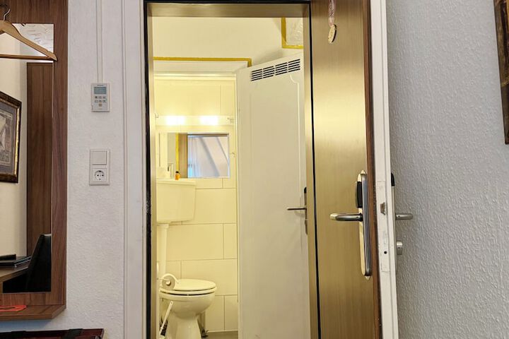 Room 13 of 107