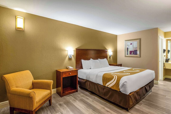 1 King Bed (9 of 33)