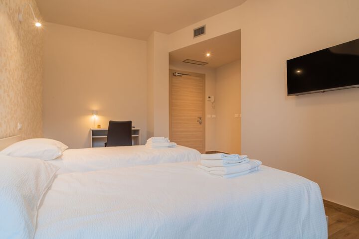 Room 9 of 29