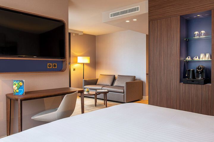 Room 27 of 106