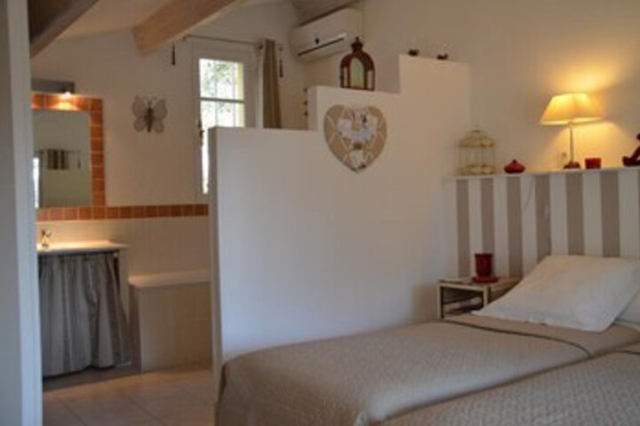 Room 4 of 33