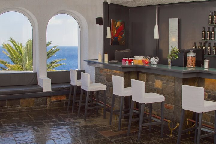 Lounge 184 of 266