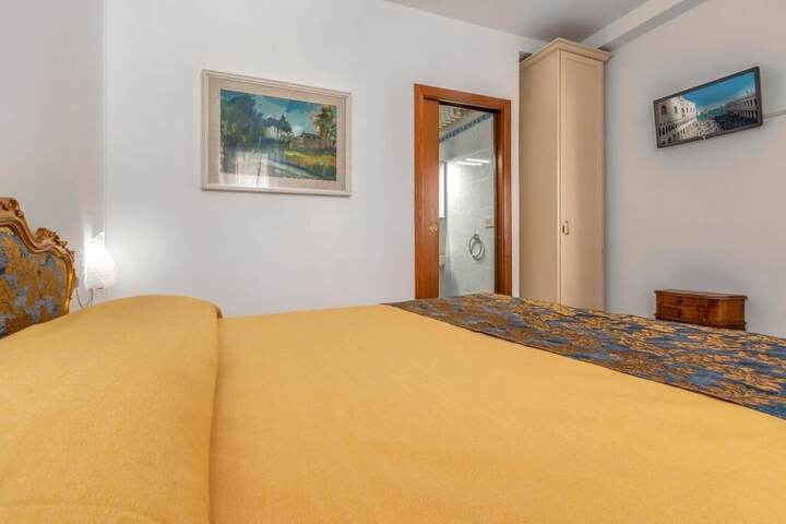 Room 2 of 65