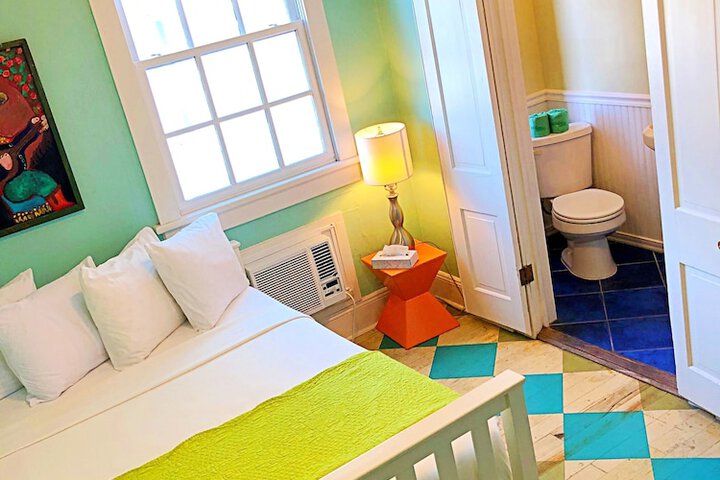 Room 28 of 102
