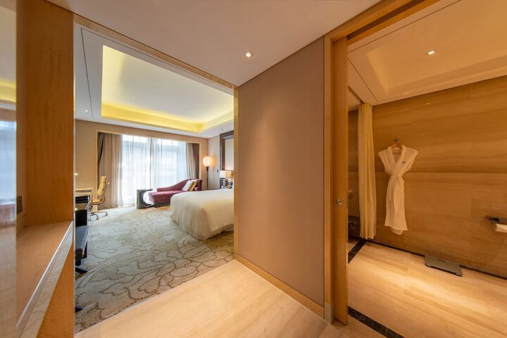 Room 12 of 103