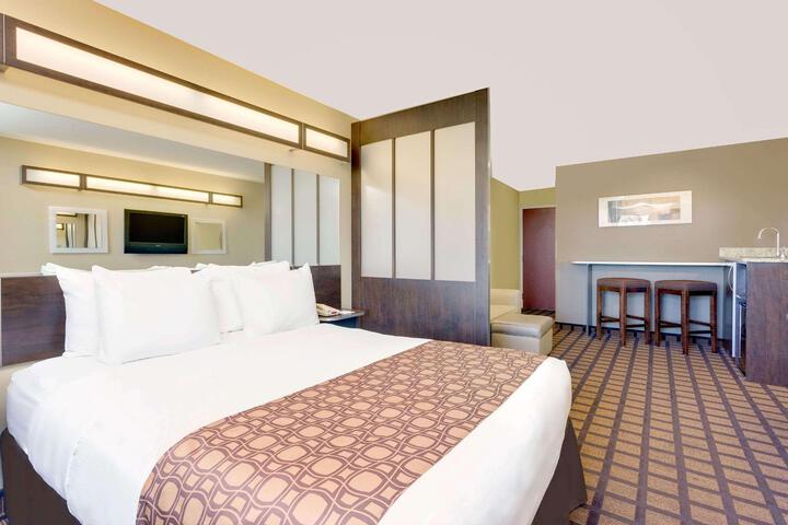 1 Queen Bed Accessible Room (18 of 19)