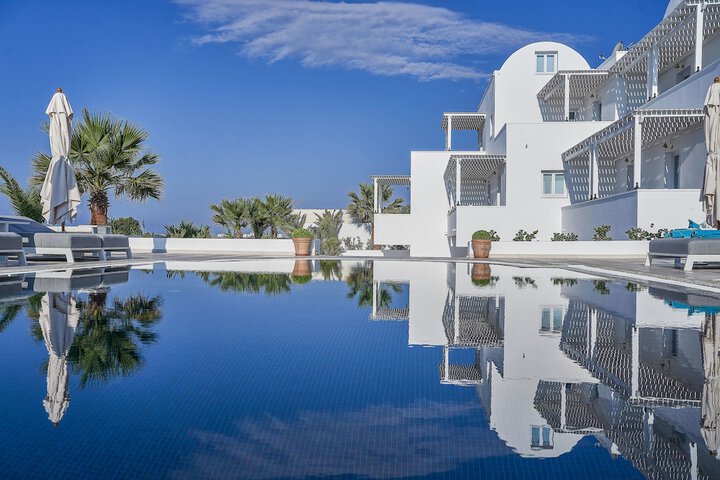 Petri Suites in Santorini