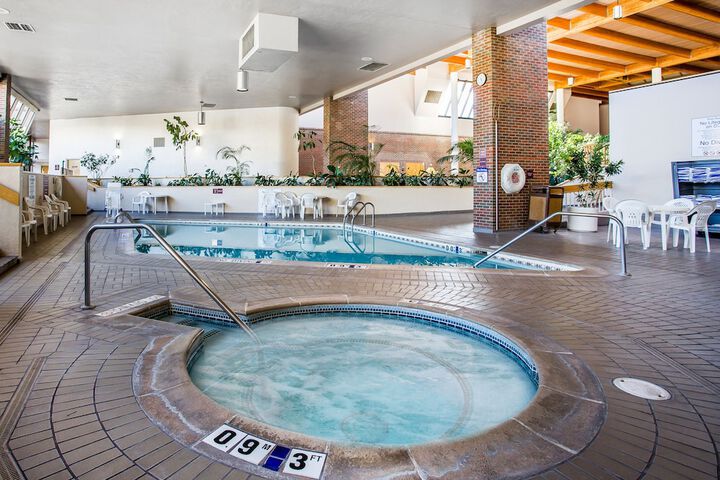 Indoor spa tub