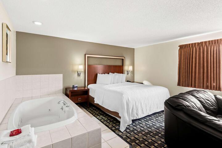 Suite 2 Queen Beds Flat Screen Television Sofa Bed Desk Microwave and Refrigerator (8 of 9)