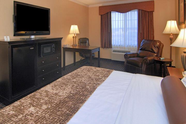 1 King Bed Microwave and Refrigerator Work Desk WiFi Full Breakfast (6 of 13)
