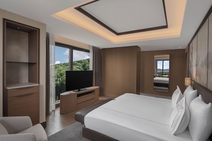 Room 12 of 100