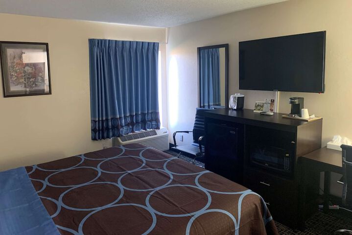 1 King Bed (3 of 8)