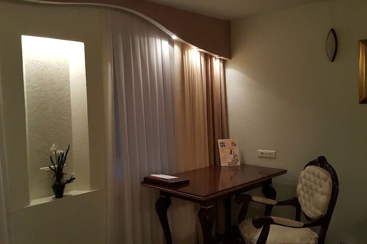 Room 8 of 107