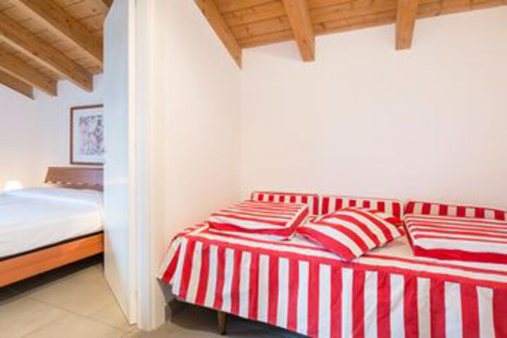 Room 4 of 12