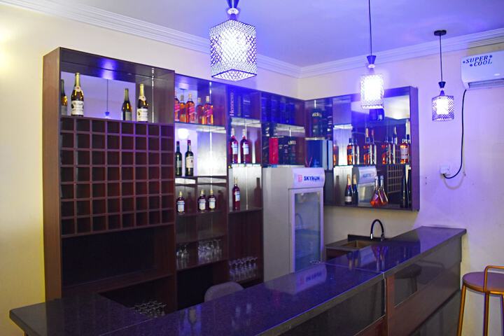 Lounge 48 of 67