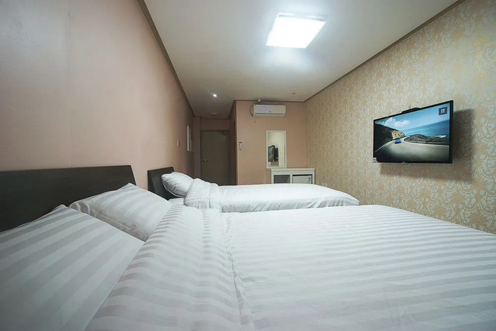 Room 5 of 20