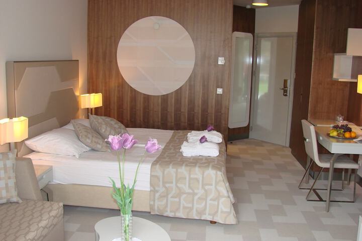 Room 2 of 25