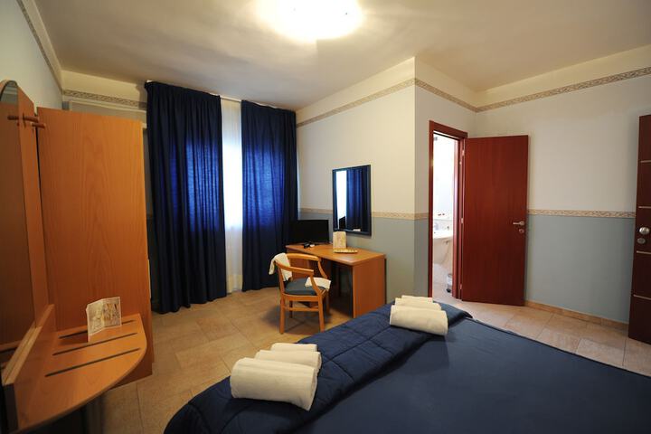 Room 12 of 27