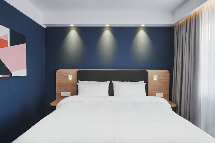 Room 8 of 37