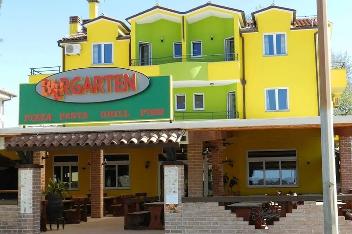 Hotel Hilde Yellow House