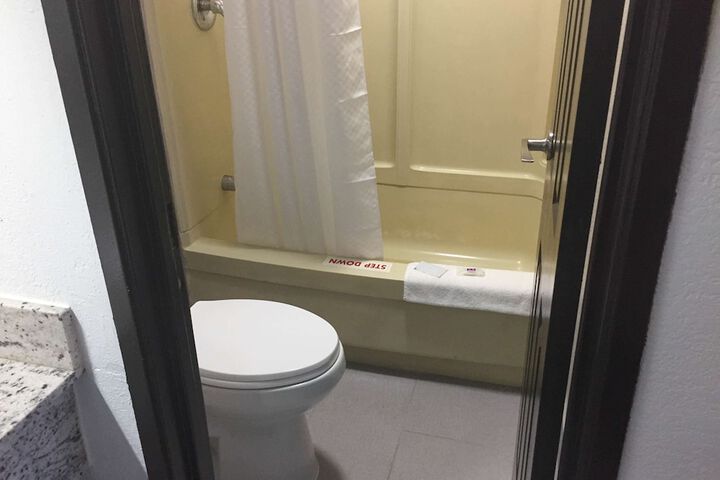 Room 32 of 46