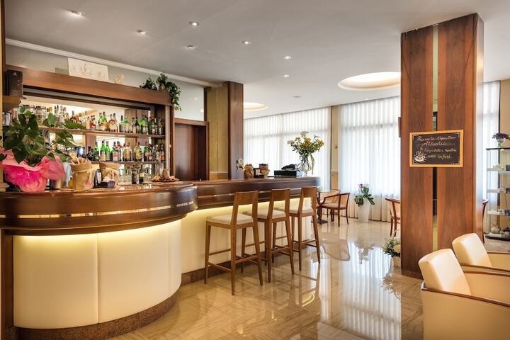 Lounge 55 of 68