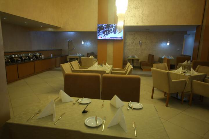 Lounge 44 of 61