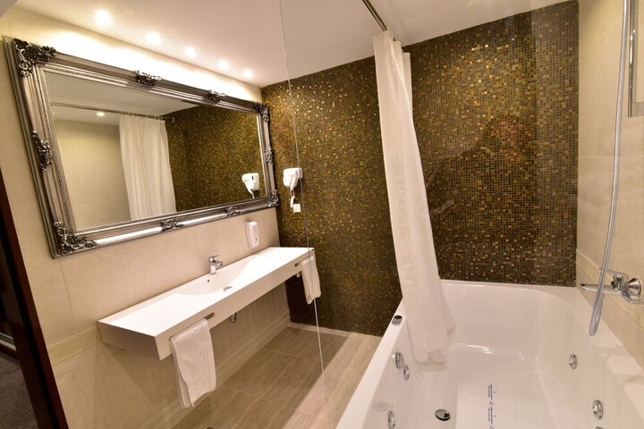 Room 33 of 36